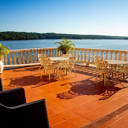 Hotel Villa Del Lago Flores Bagian luar foto