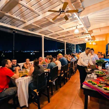 Hotel Villa Del Lago Flores Bagian luar foto