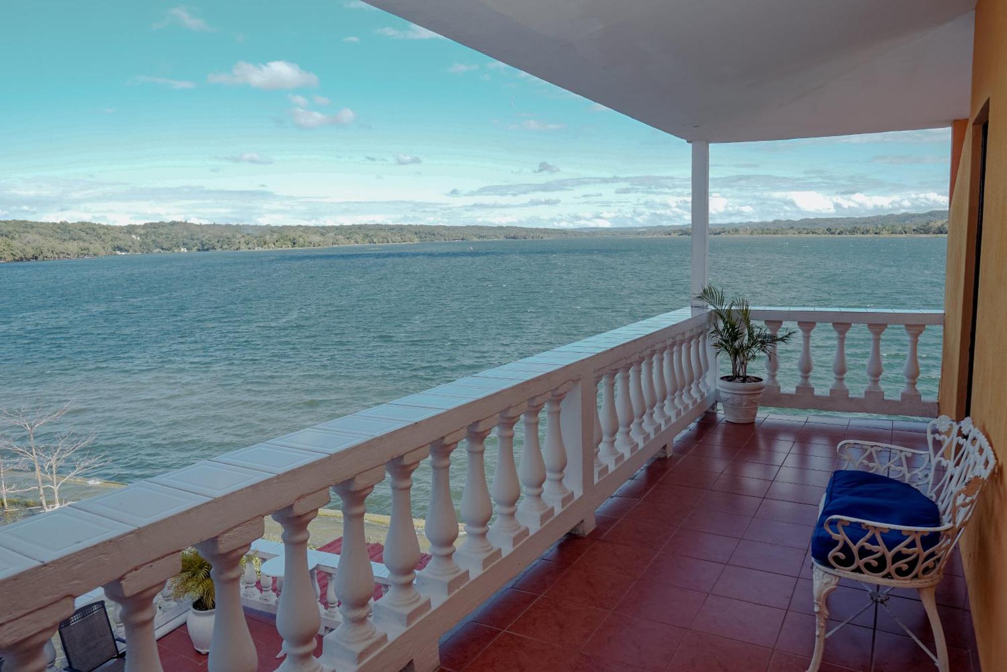 Hotel Villa Del Lago Flores Bagian luar foto