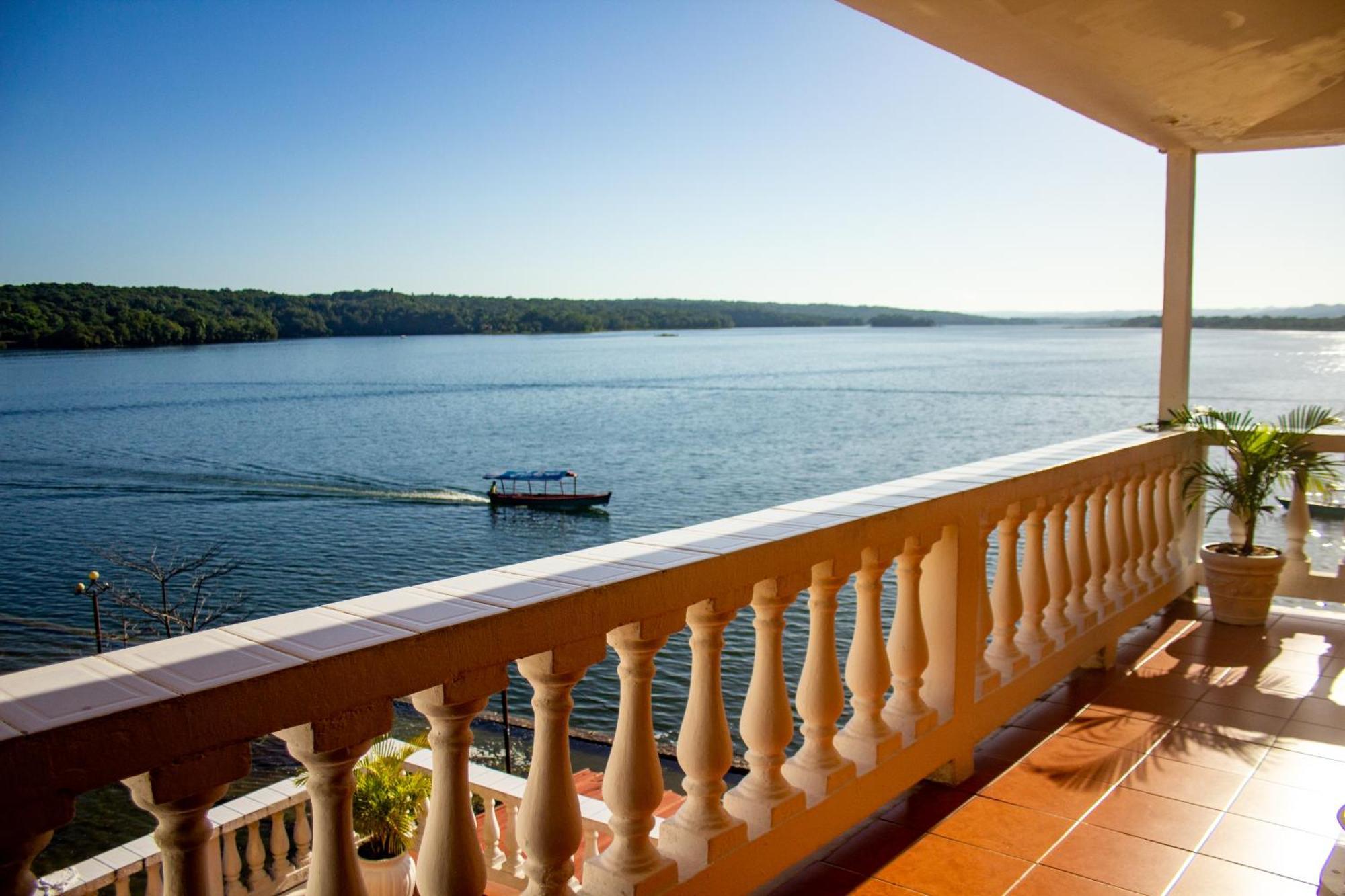 Hotel Villa Del Lago Flores Bagian luar foto