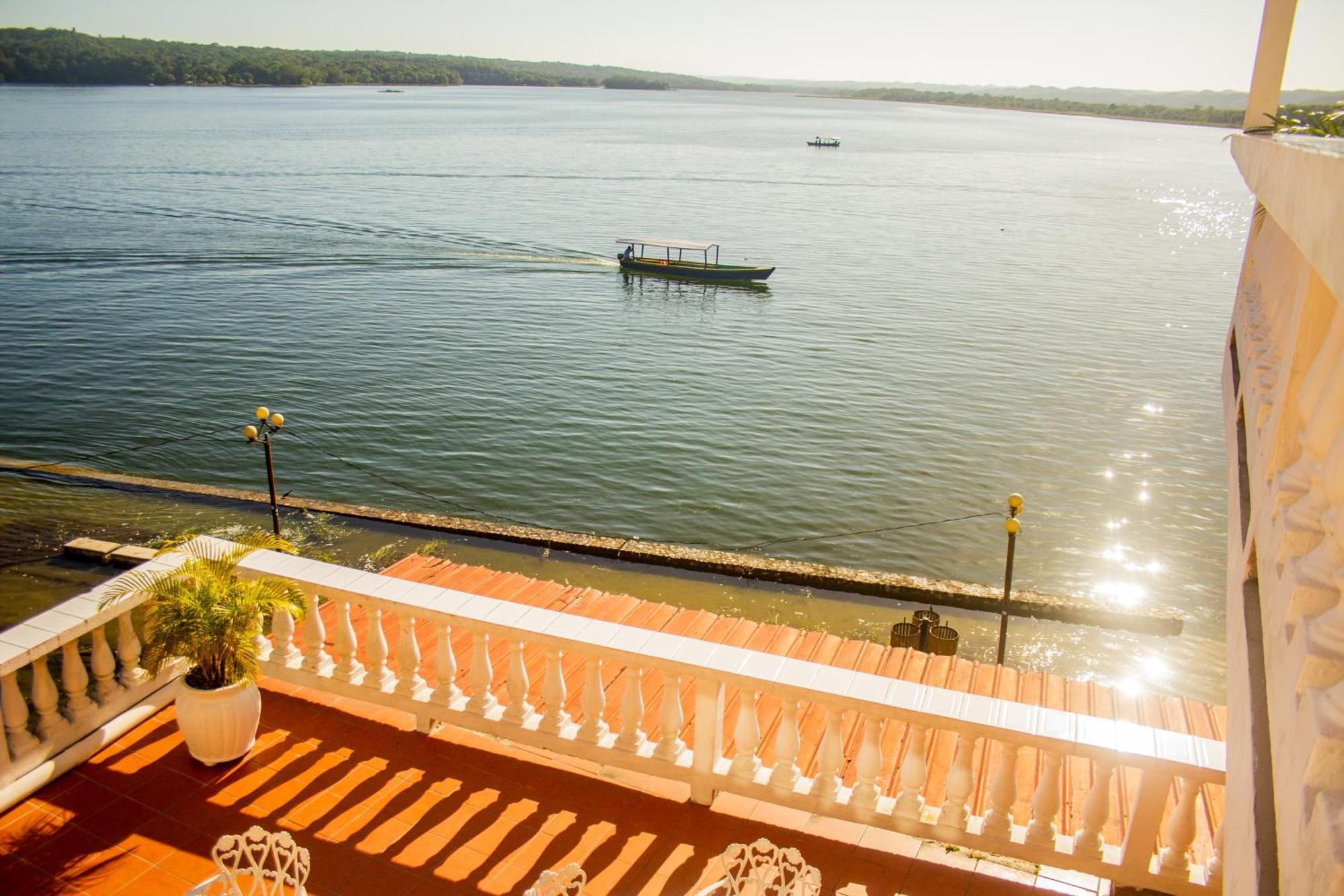 Hotel Villa Del Lago Flores Bagian luar foto