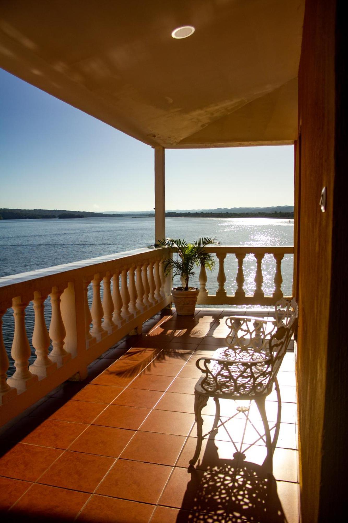 Hotel Villa Del Lago Flores Bagian luar foto
