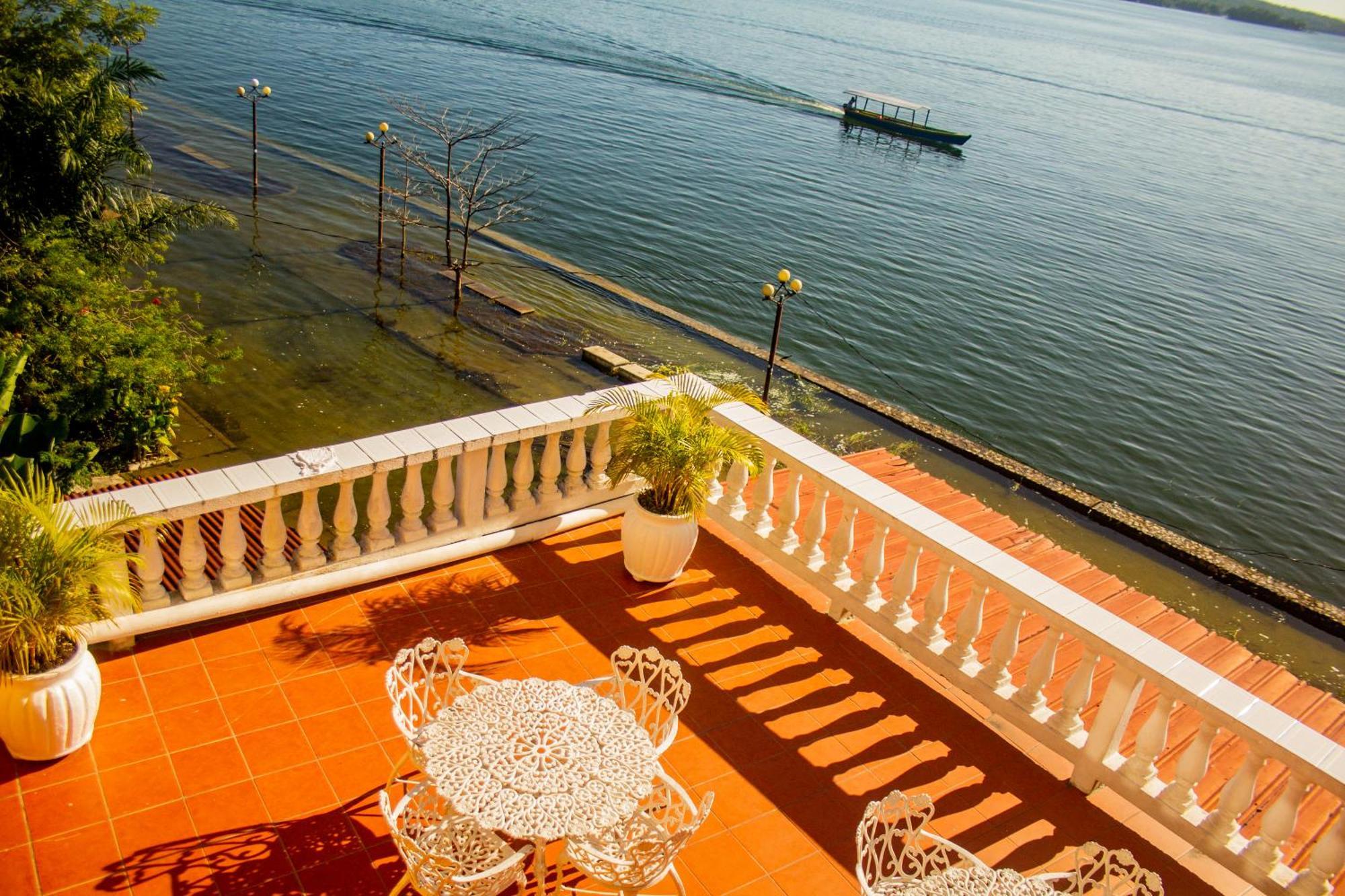Hotel Villa Del Lago Flores Bagian luar foto