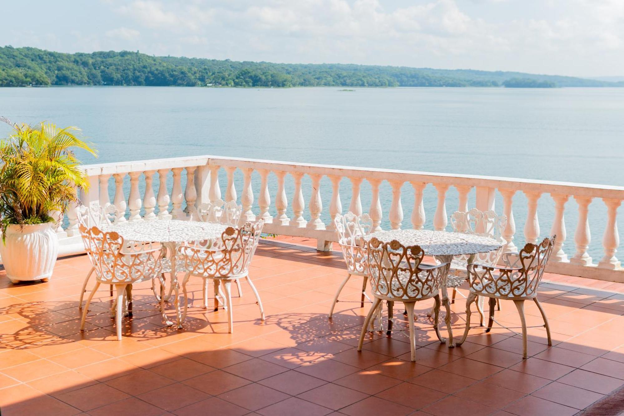 Hotel Villa Del Lago Flores Bagian luar foto