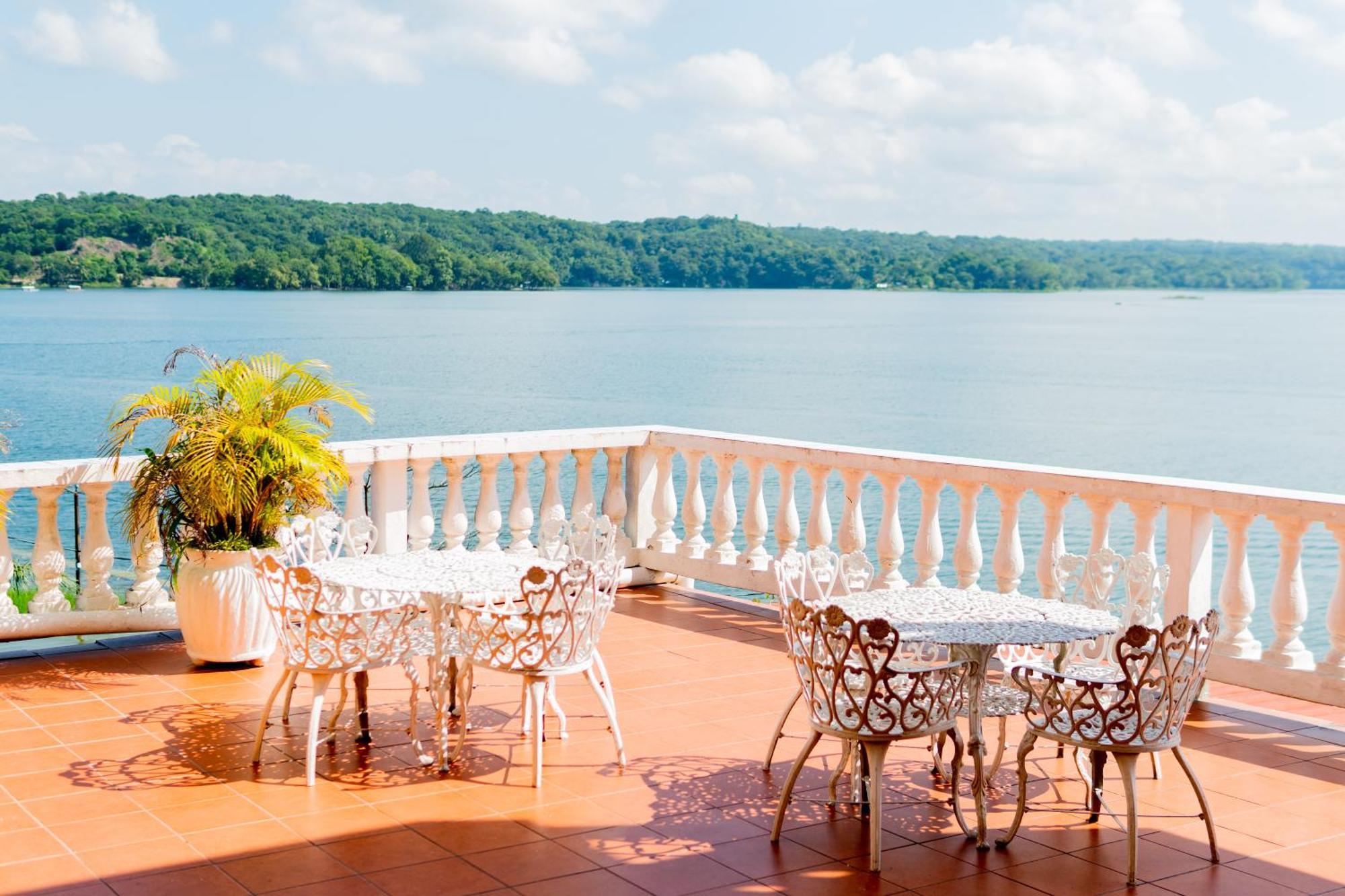 Hotel Villa Del Lago Flores Bagian luar foto