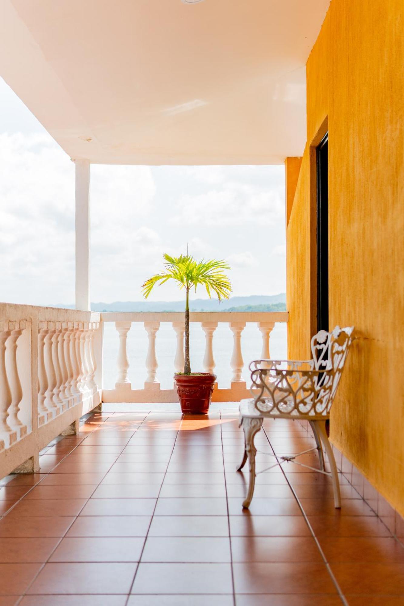 Hotel Villa Del Lago Flores Bagian luar foto