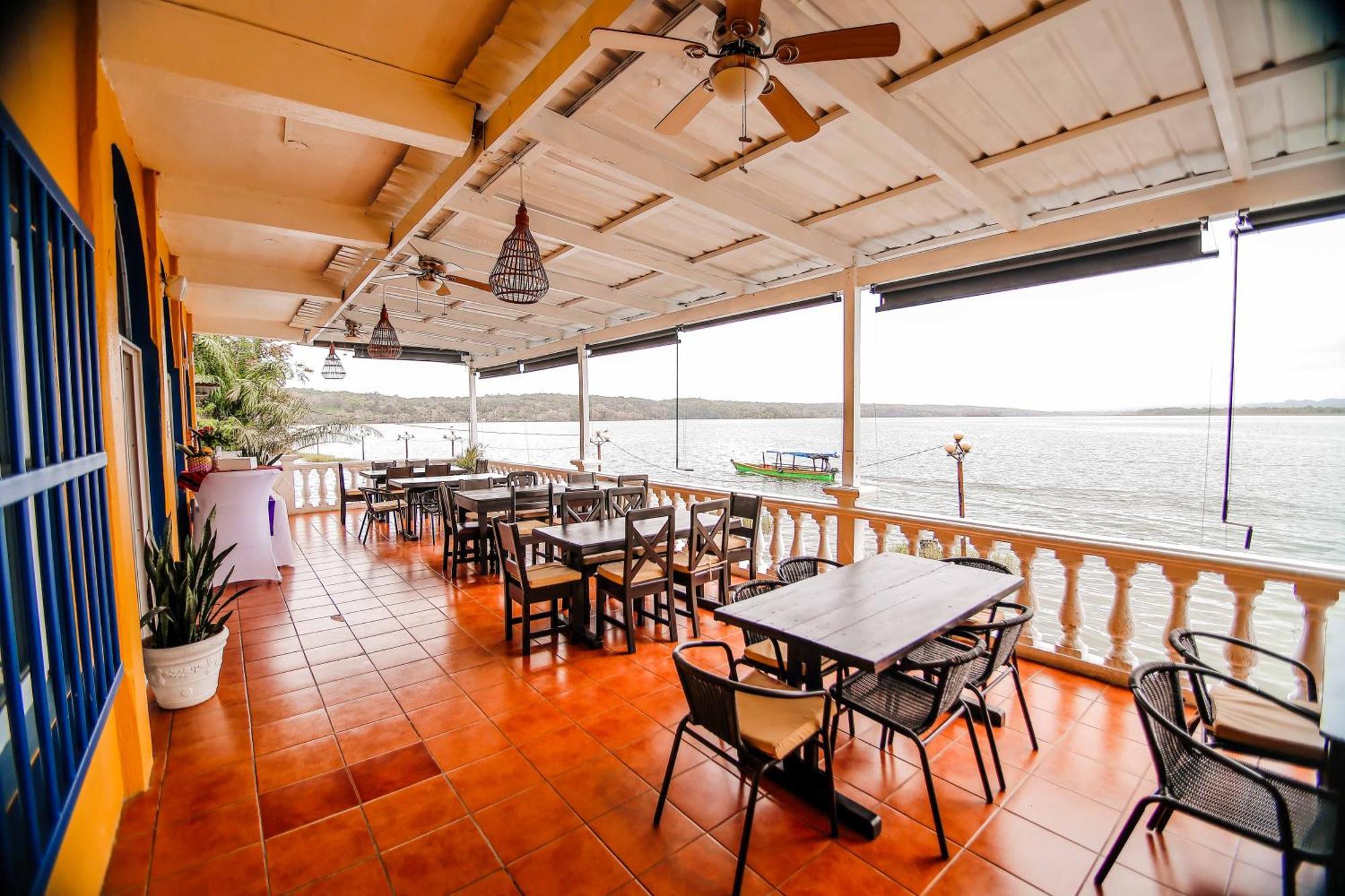 Hotel Villa Del Lago Flores Bagian luar foto
