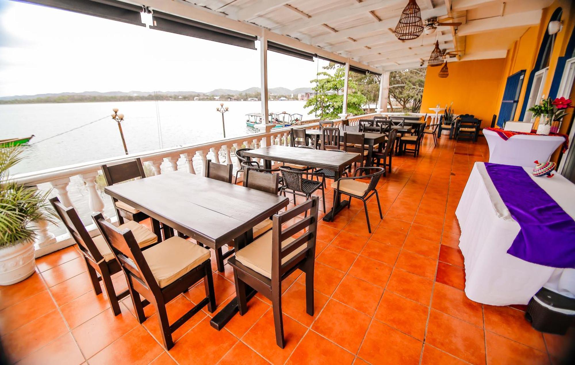 Hotel Villa Del Lago Flores Bagian luar foto