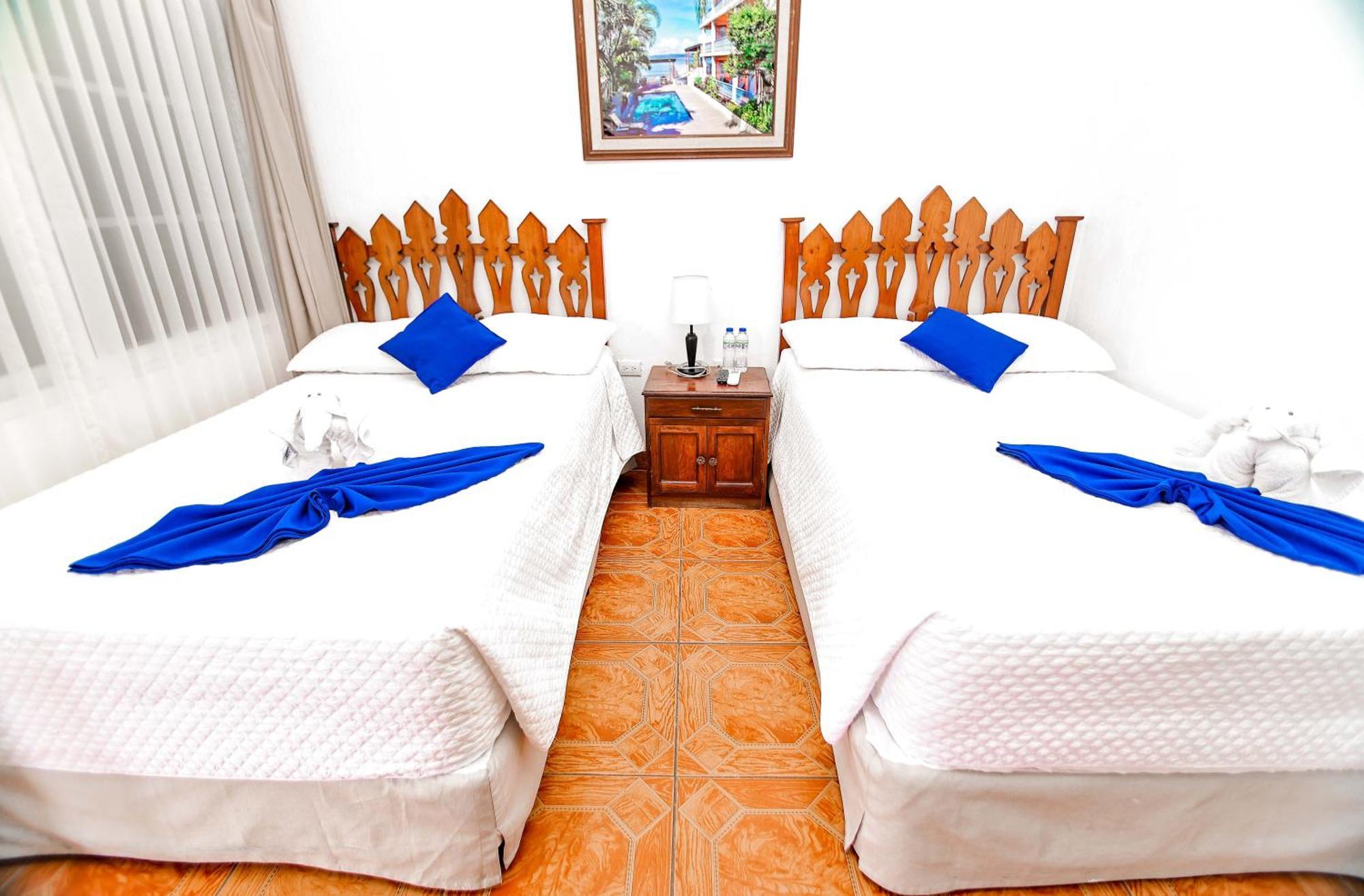 Hotel Villa Del Lago Flores Bagian luar foto