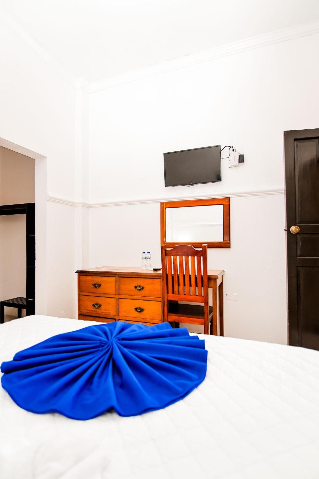 Hotel Villa Del Lago Flores Bagian luar foto