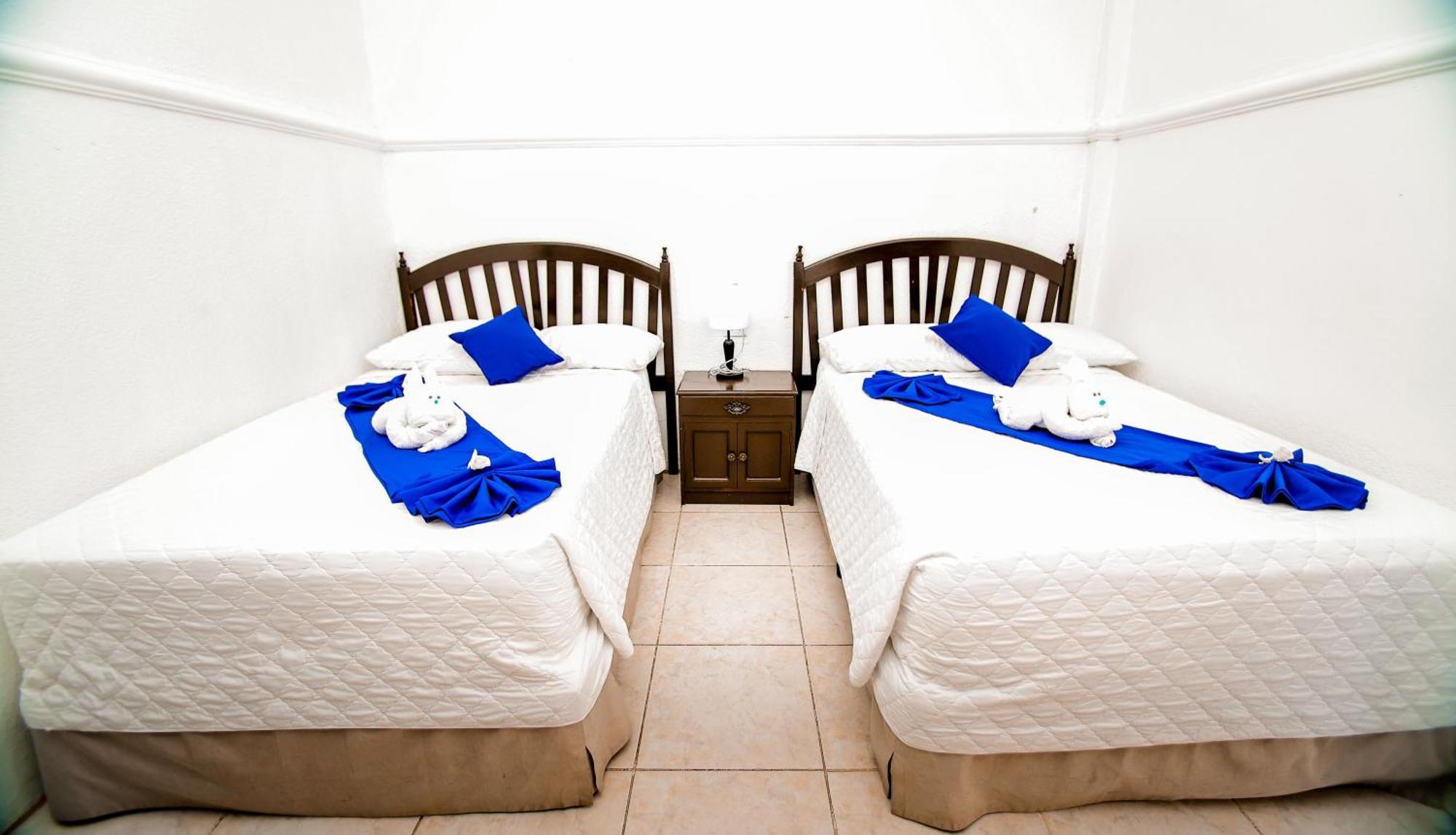Hotel Villa Del Lago Flores Bagian luar foto