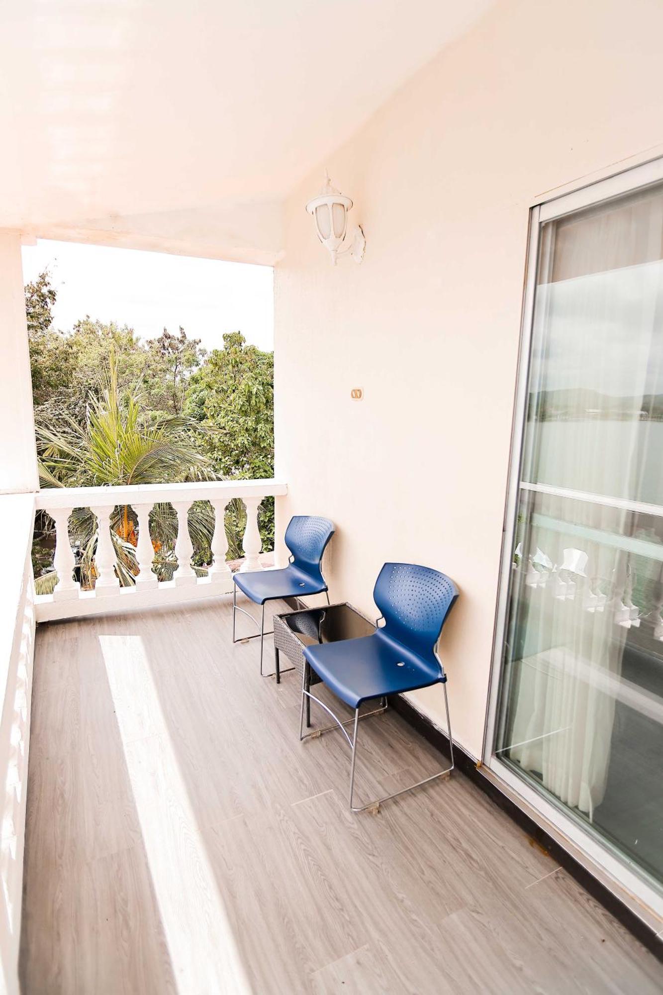 Hotel Villa Del Lago Flores Bagian luar foto