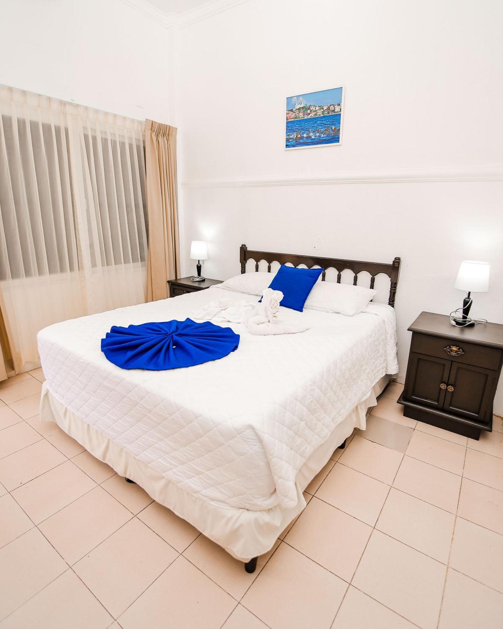 Hotel Villa Del Lago Flores Bagian luar foto