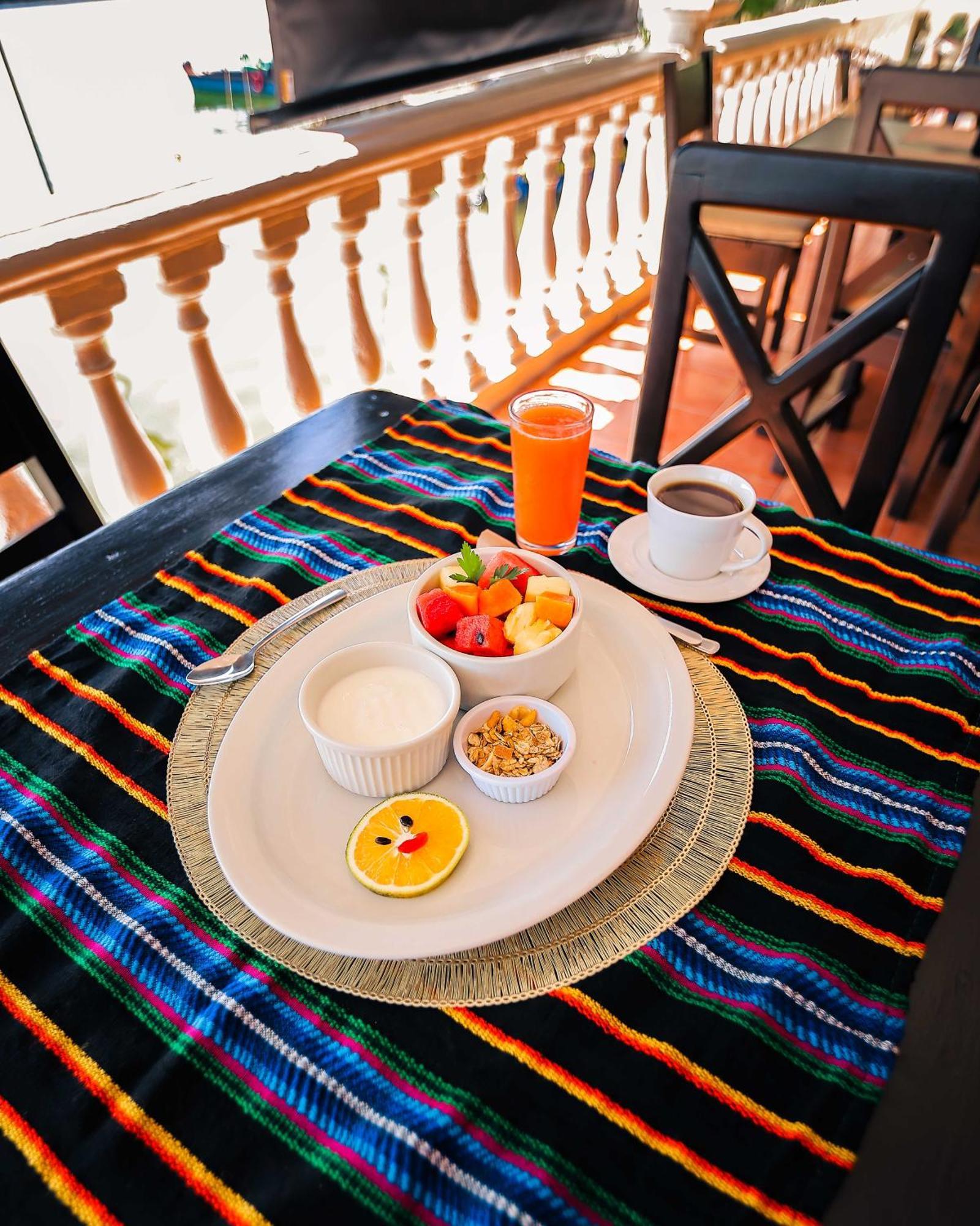 Hotel Villa Del Lago Flores Bagian luar foto
