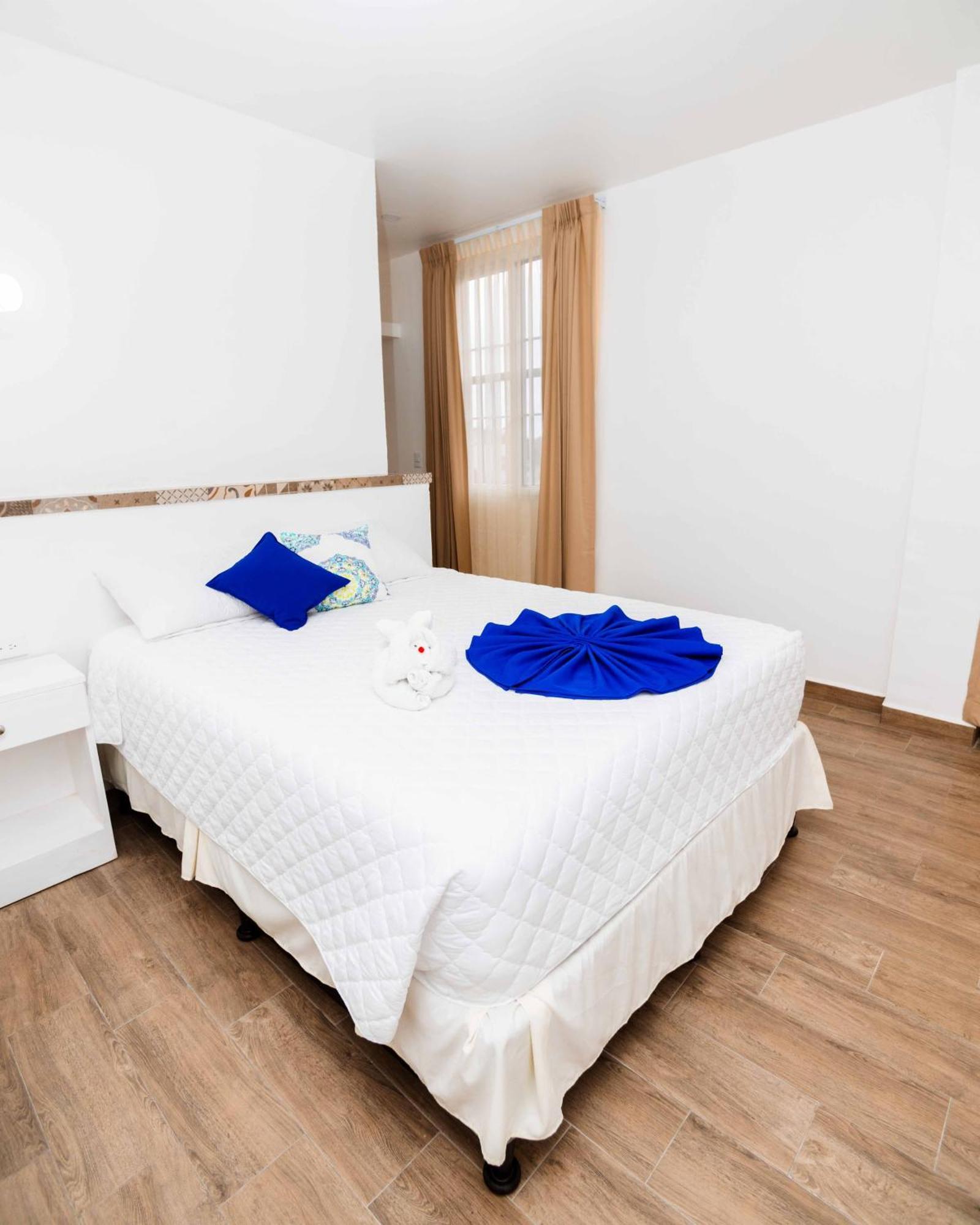 Hotel Villa Del Lago Flores Bagian luar foto