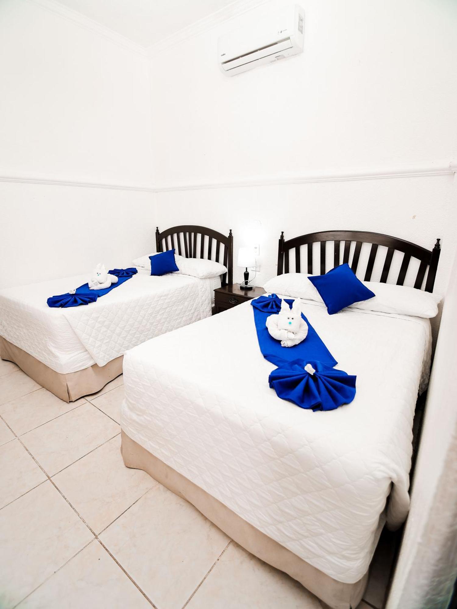 Hotel Villa Del Lago Flores Bagian luar foto