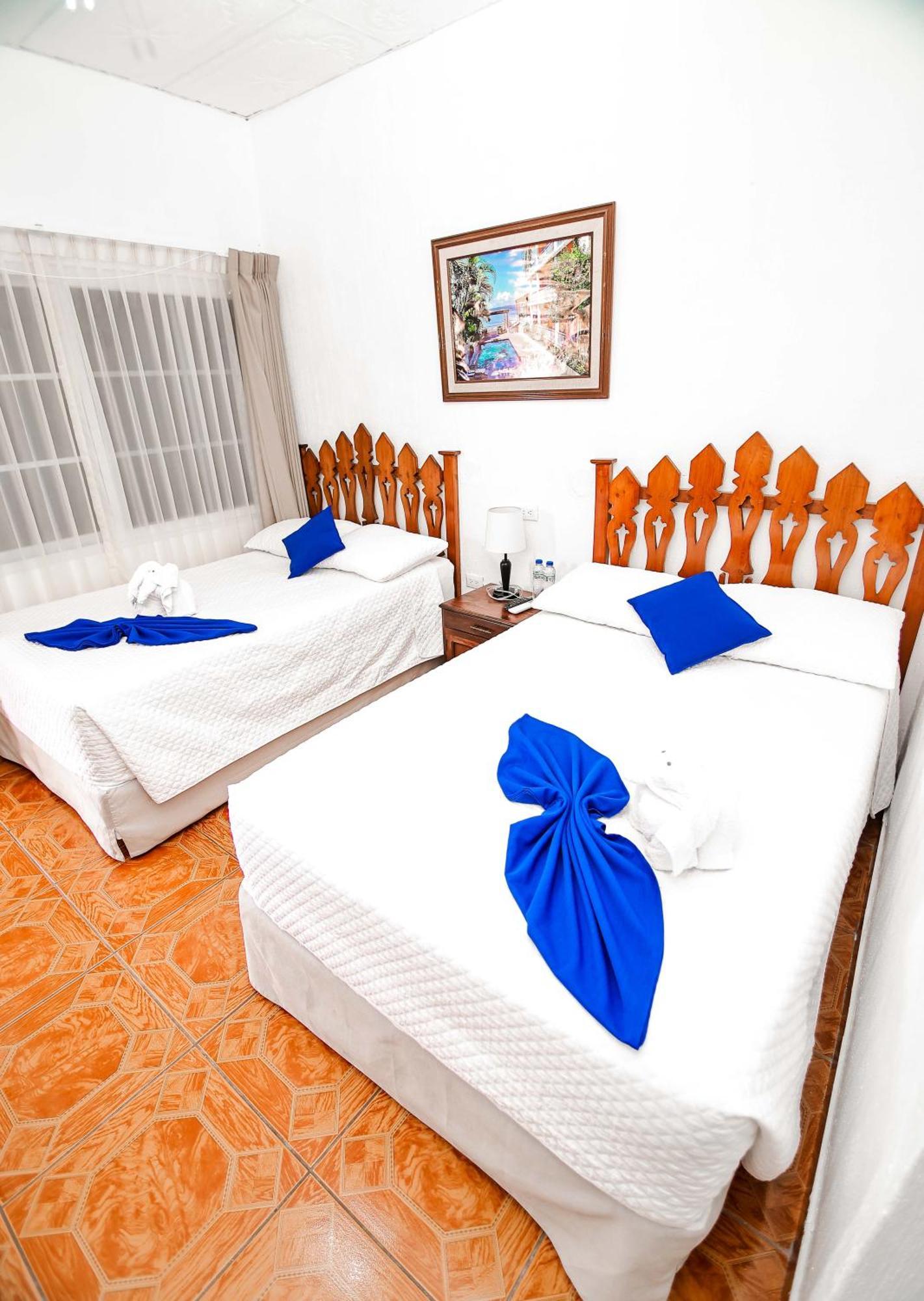 Hotel Villa Del Lago Flores Bagian luar foto