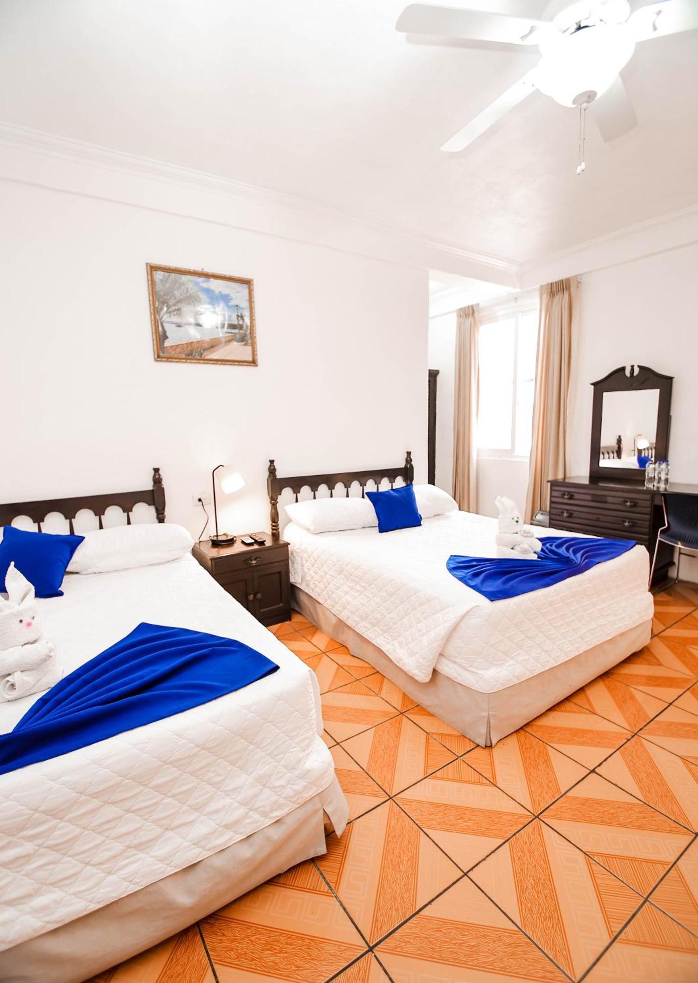 Hotel Villa Del Lago Flores Bagian luar foto