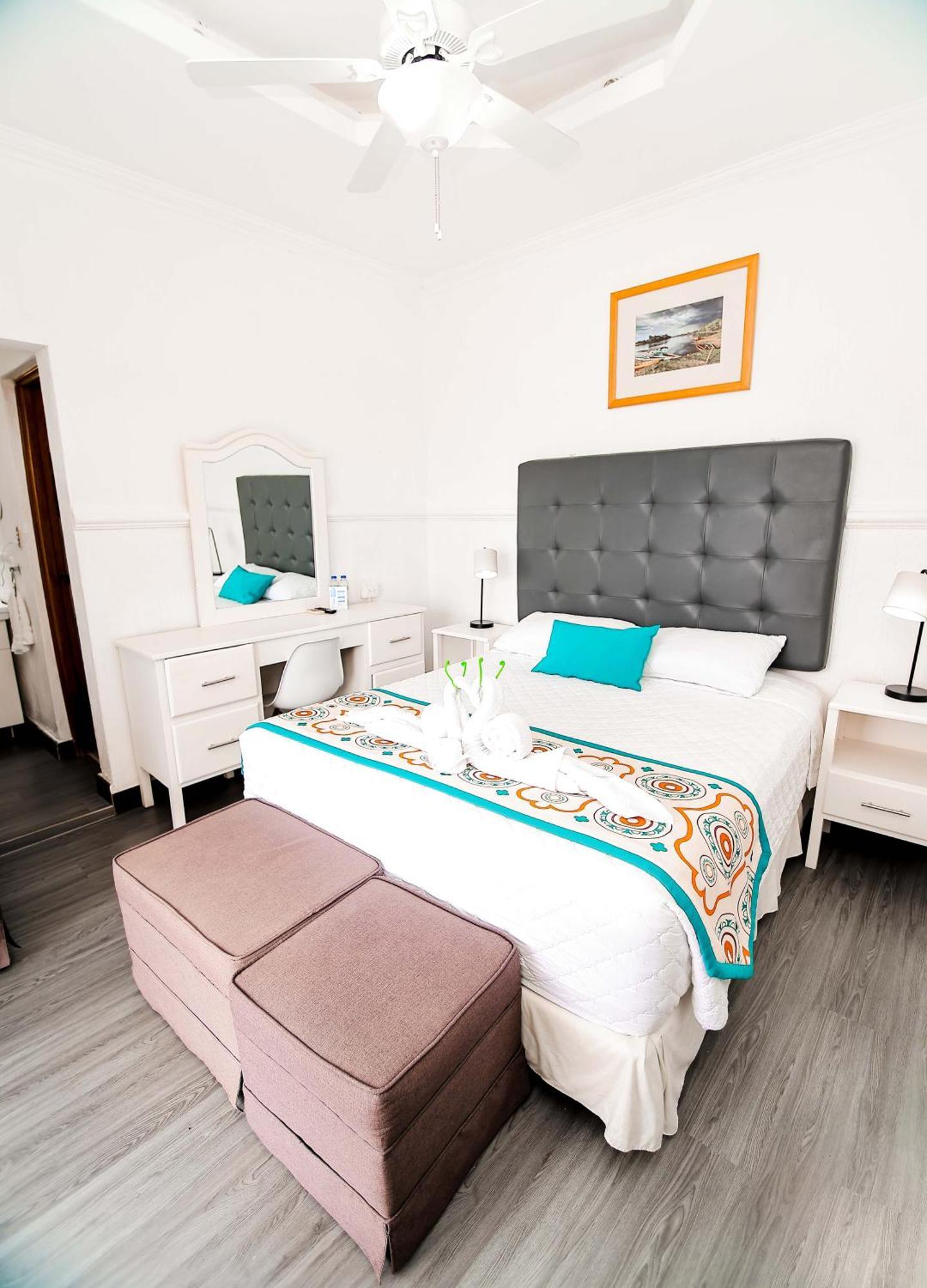 Hotel Villa Del Lago Flores Bagian luar foto