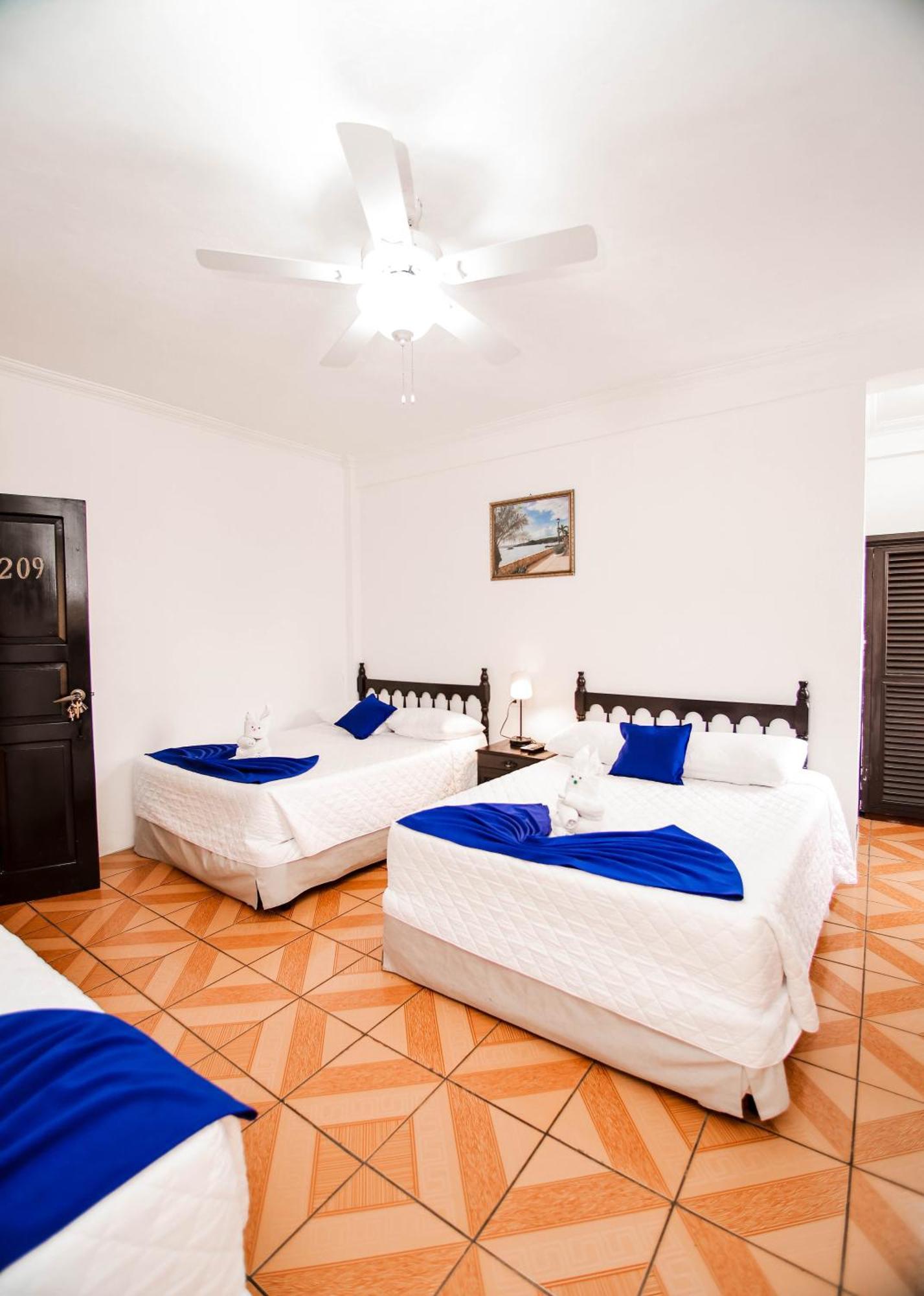 Hotel Villa Del Lago Flores Bagian luar foto