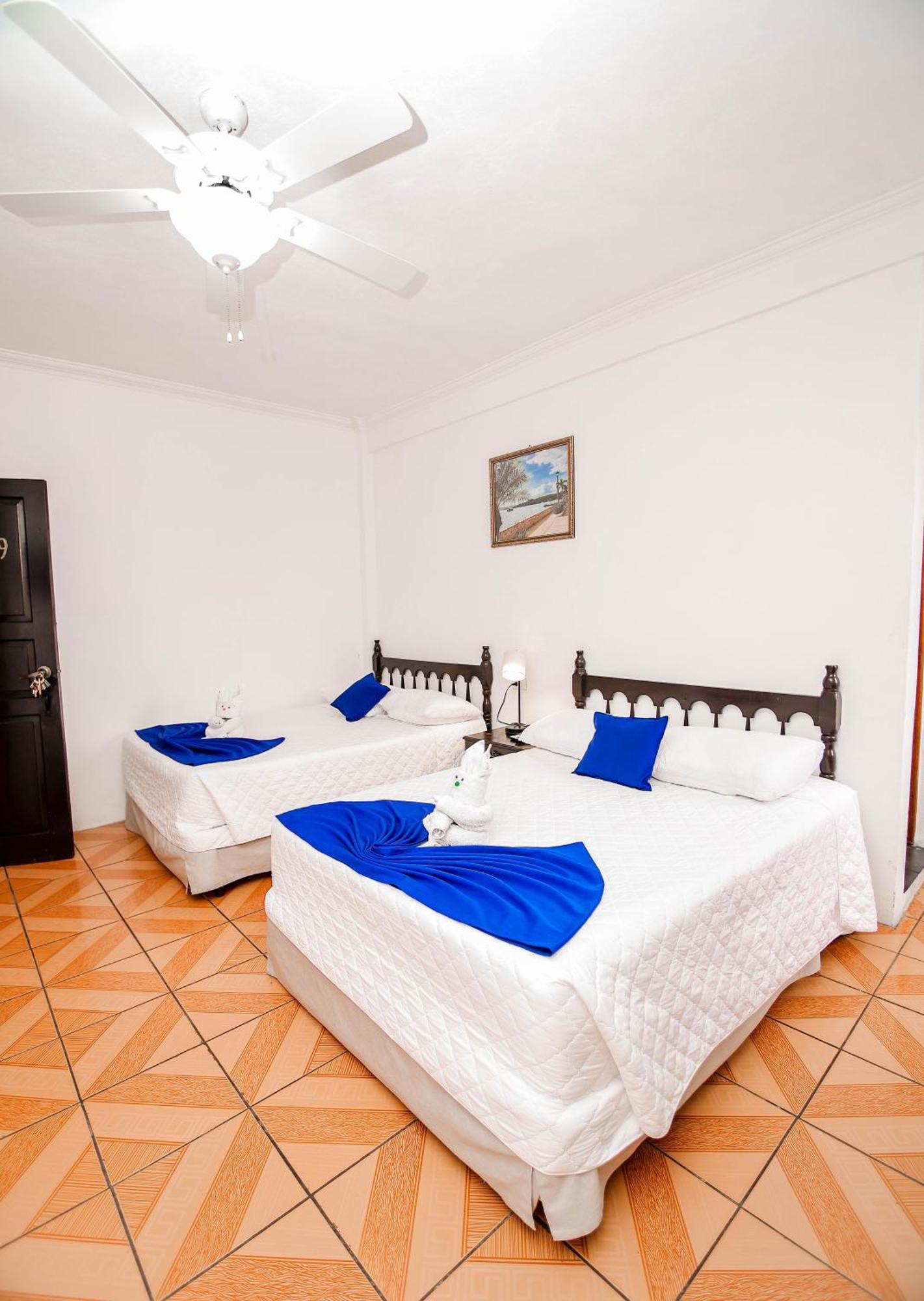 Hotel Villa Del Lago Flores Bagian luar foto