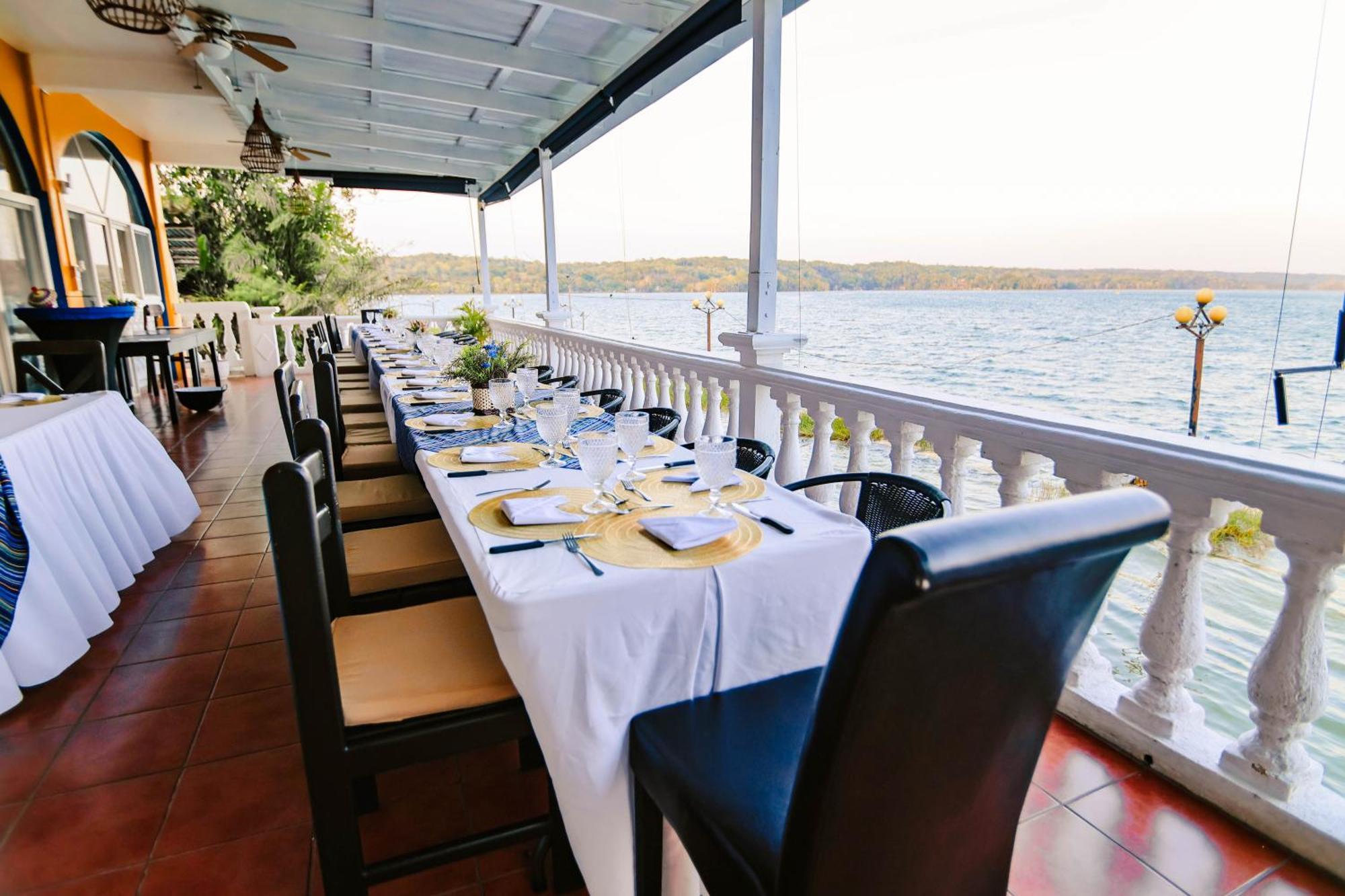 Hotel Villa Del Lago Flores Bagian luar foto