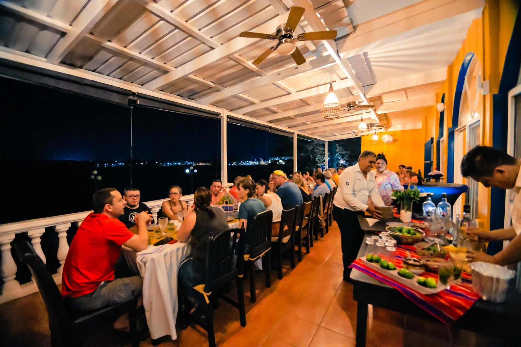 Hotel Villa Del Lago Flores Bagian luar foto